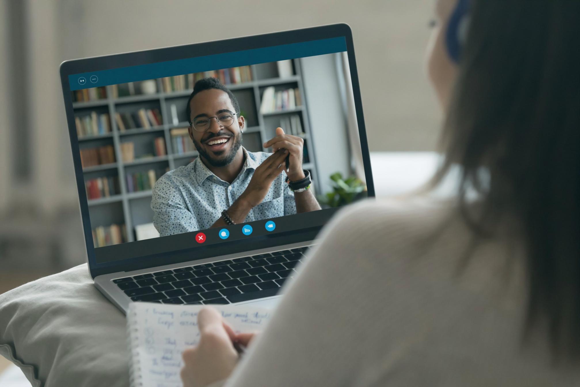 Person arbejder med finansielle prognoser på computer